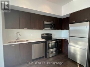 2220-2220 Lake Shore Blvd W in Toronto, ON - Building Photo - Building Photo