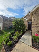 1942 Barrett Gables Dr in Crosby, TX - Building Photo