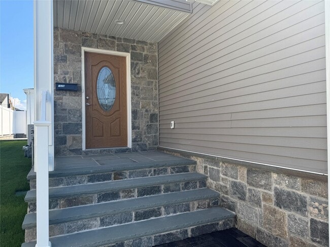 102 Elm Ave in Glen Cove, NY - Foto de edificio - Building Photo