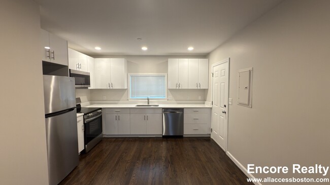 48 Kent St, Unit 3B in Brookline, MA - Foto de edificio - Building Photo