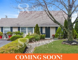 11 Return Ln in Levittown, NY - Building Photo