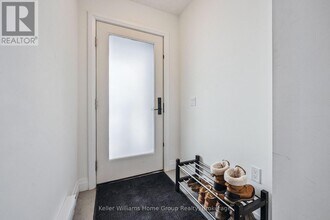 4 Duggan Ln in Guelph, ON - Building Photo - Building Photo