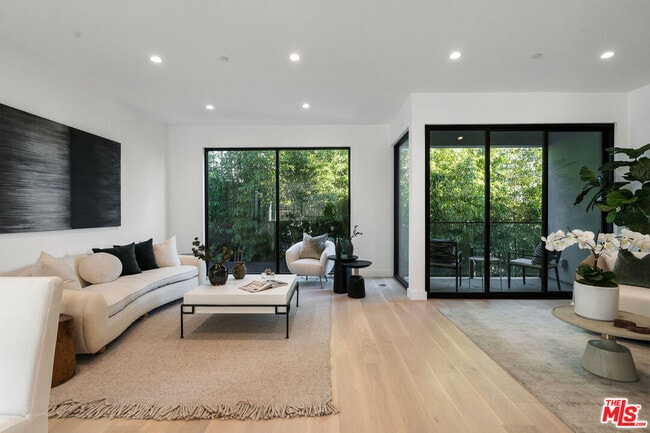 2915 Avenel Terrace in Los Angeles, CA - Building Photo - Building Photo