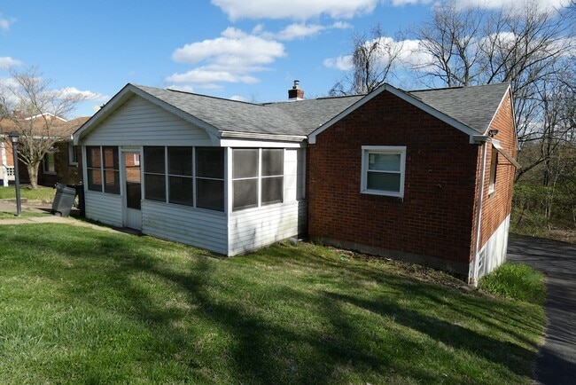 3436 Brinway Dr in West Mifflin, PA - Building Photo - Building Photo
