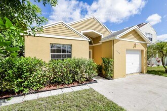 9949 W Daffodil Ln in Miramar, FL - Foto de edificio - Building Photo
