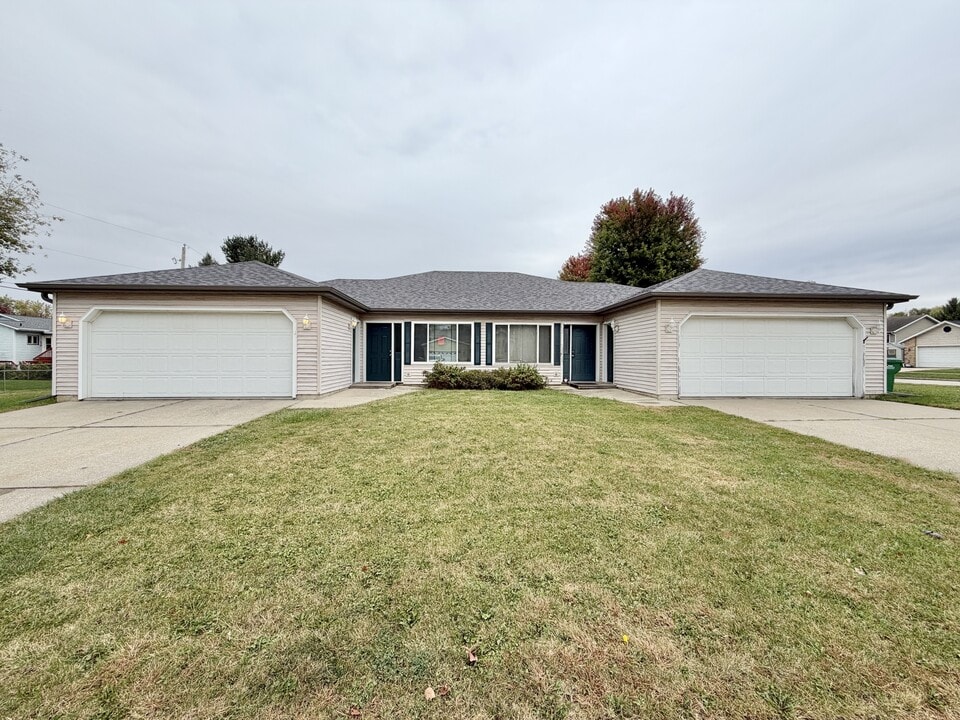 203 Marlboro Ave in Edgerton, WI - Foto de edificio