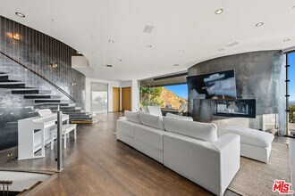 1738 Viewmont Dr in Los Angeles, CA - Building Photo - Building Photo