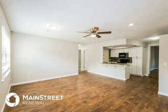 9933 Lake Dr in New Port Richey, FL - Foto de edificio - Building Photo