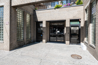 5536 69th Pl in Maspeth, NY - Foto de edificio - Building Photo