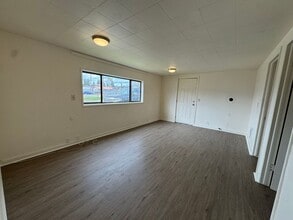 985 NE Cedar St in Roseburg, OR - Building Photo - Building Photo