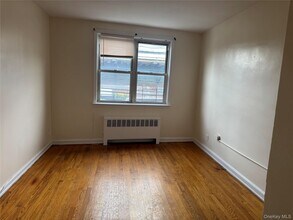 4557 White Plains Rd in Bronx, NY - Building Photo - Building Photo