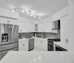 5161 Collins Ave, Unit 412 in Miami Beach, FL - Building Photo - Building Photo