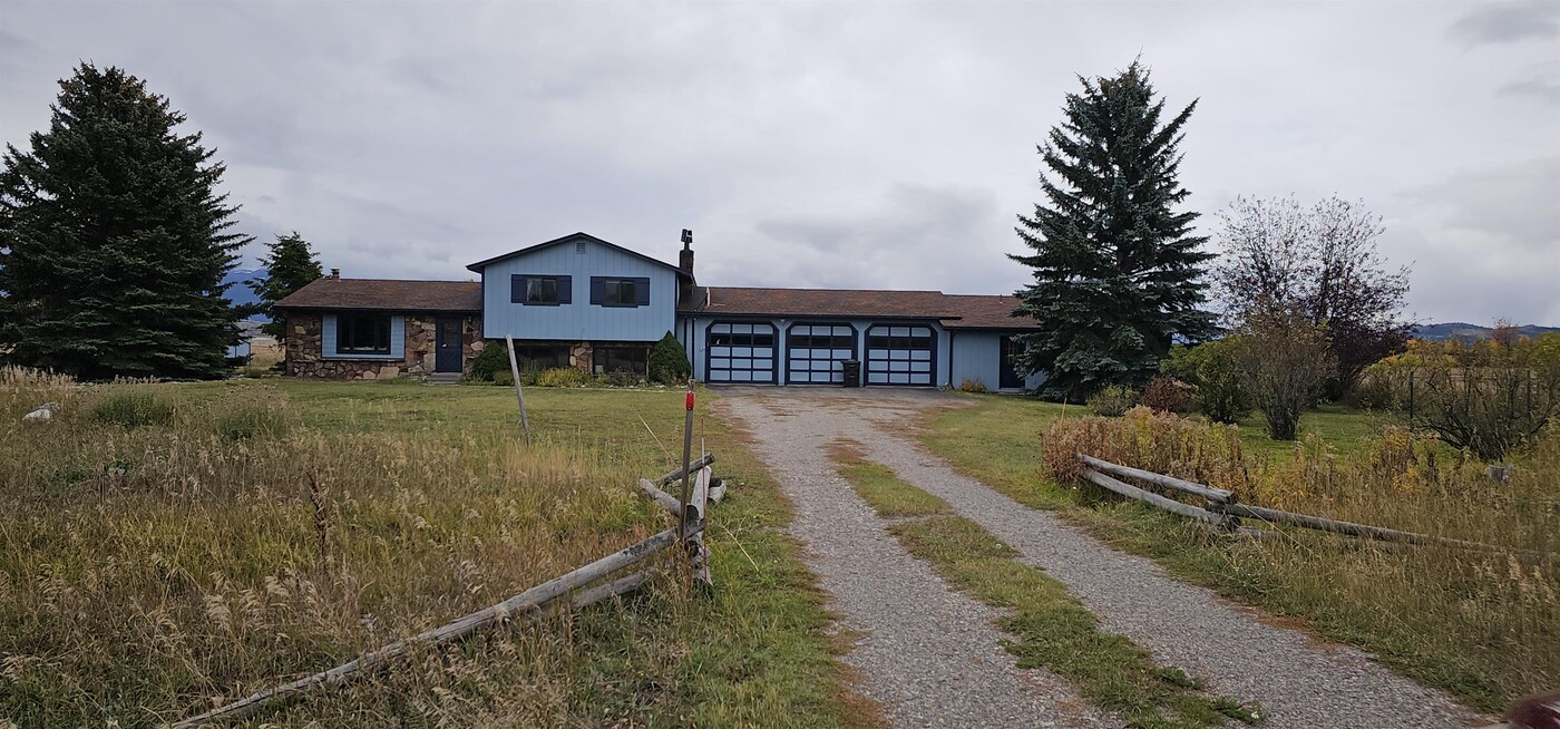 600 Ponderosa Dr in Jackson, WY - Building Photo