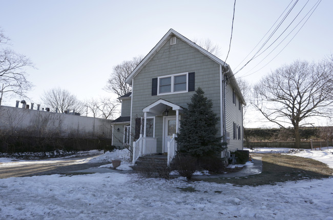 146 Farmingdale Rd in West Babylon, NY - Foto de edificio - Building Photo