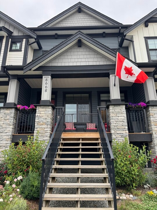 8668 Machell St in Mission, BC - Building Photo