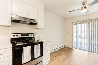 West Royal Apartments in Beaverton, OR - Building Photo - Building Photo