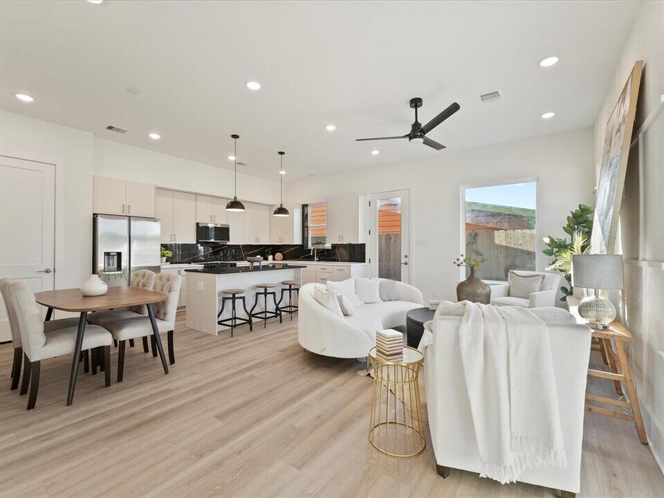 225 Noras Ln in Houston, TX - Building Photo