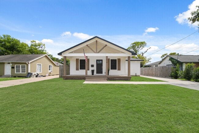 215 E Bernard St in Clute, TX - Foto de edificio - Building Photo