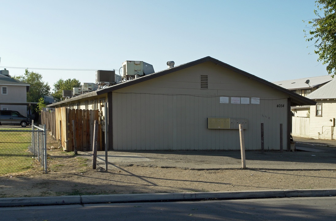 4054 E Dwight Way in Fresno, CA - Building Photo