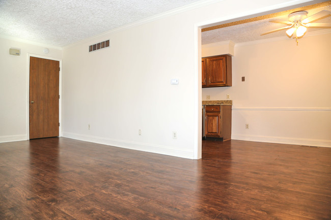 Cambria Heights Apartments and Townhomes in East Lansing, MI - Building Photo - Building Photo