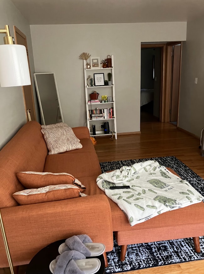 6723 W Bluemound Rd, Unit 2 in Wauwatosa, WI - Foto de edificio - Building Photo