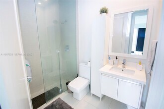 6320 NW 104th Path in Medley, FL - Foto de edificio - Building Photo