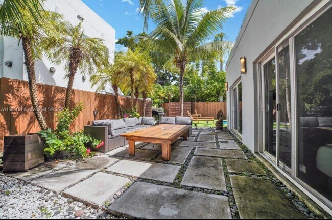 524 NW 35th St in Miami, FL - Building Photo - Building Photo