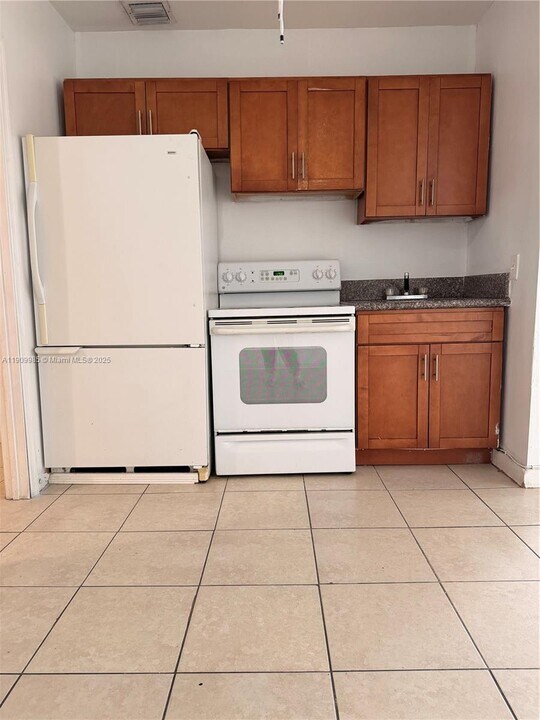 2412 NW 34th St in Miami, FL - Building Photo