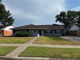 5811 McKnight St in Houston, TX - Building Photo