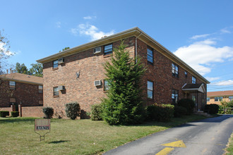 Spanish Trace Villa Apartments in Lexington, KY - Building Photo - Building Photo