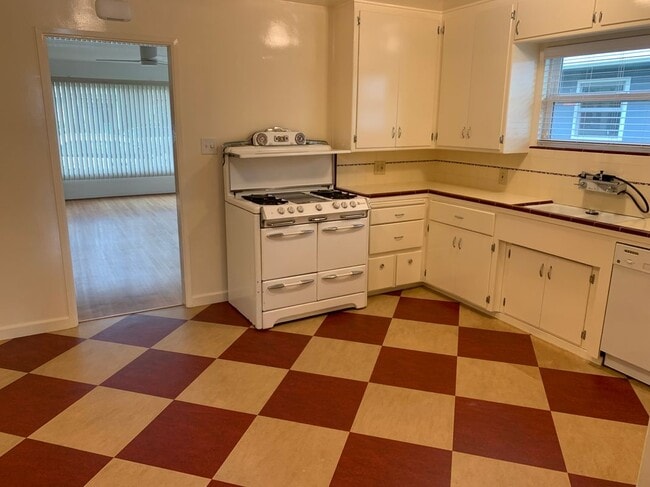 216 Baltimore Ave in Huntington Beach, CA - Building Photo - Building Photo