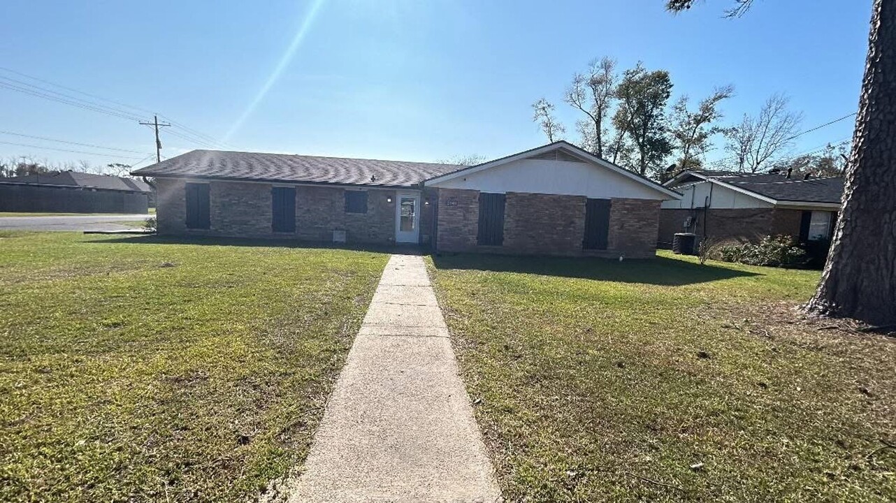 2348 Augustine St in Sulphur, LA - Building Photo