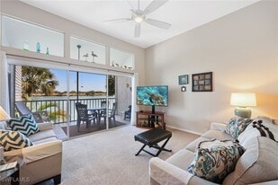 2541 Citrus Lake Dr in Naples, FL - Building Photo