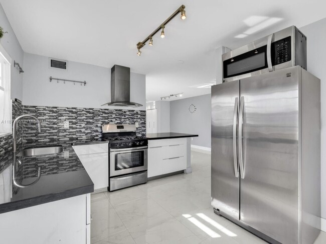 525 Meridian Ave in Miami Beach, FL - Building Photo - Building Photo