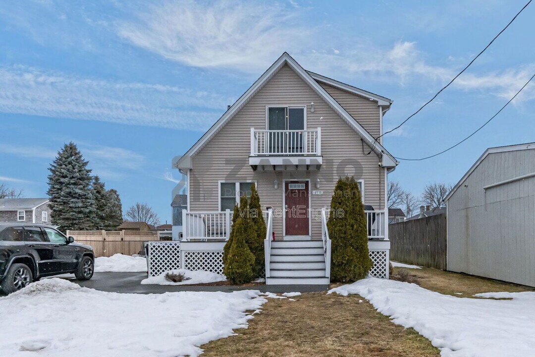 498 Park Ave in Portsmouth, RI - Building Photo