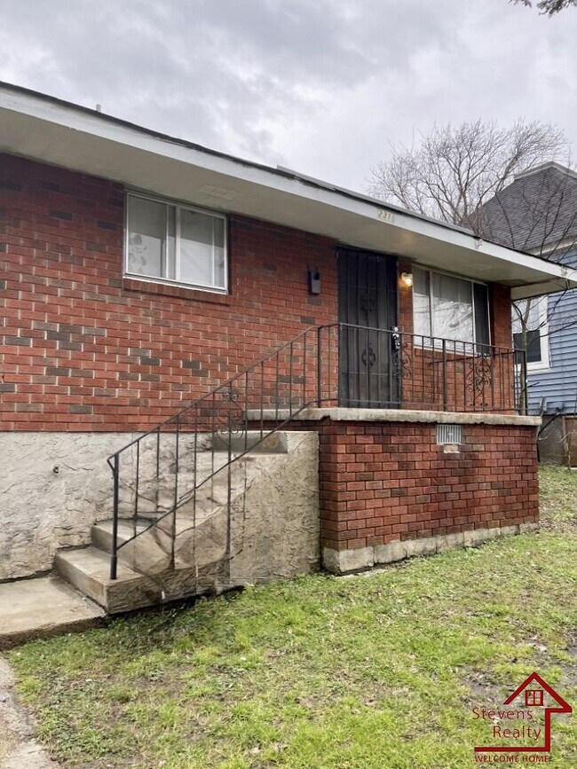 property at 2318 N Chamberlain Ave