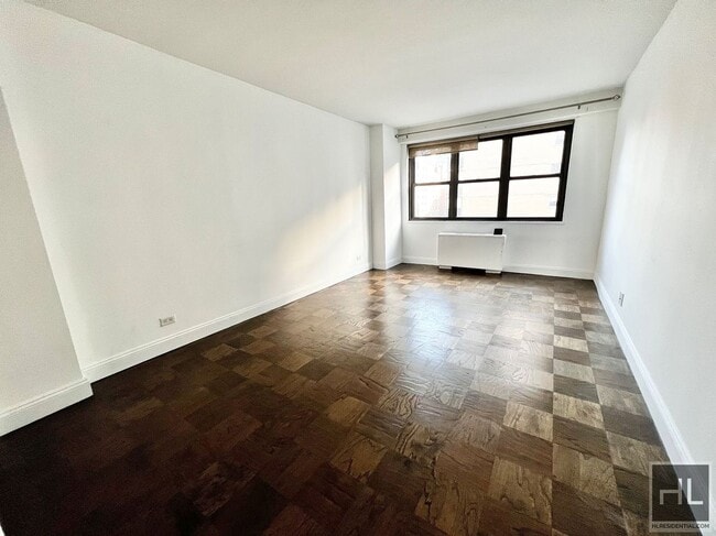 E 16 ST, Unit 7DE in New York, NY - Building Photo - Building Photo