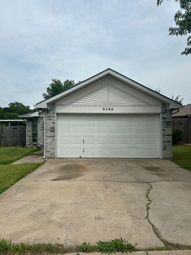 3164 Cross Creek Cir in Grand Prairie, TX - Building Photo - Building Photo