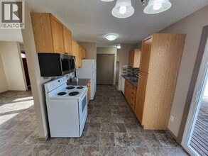 2161 Palm Rd S in Lethbridge, AB - Building Photo - Building Photo