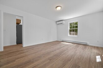 154 Grove Ave in Groton, CT - Building Photo - Building Photo