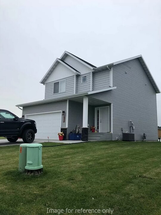 828 Cathy Dr W in West Fargo, ND - Building Photo