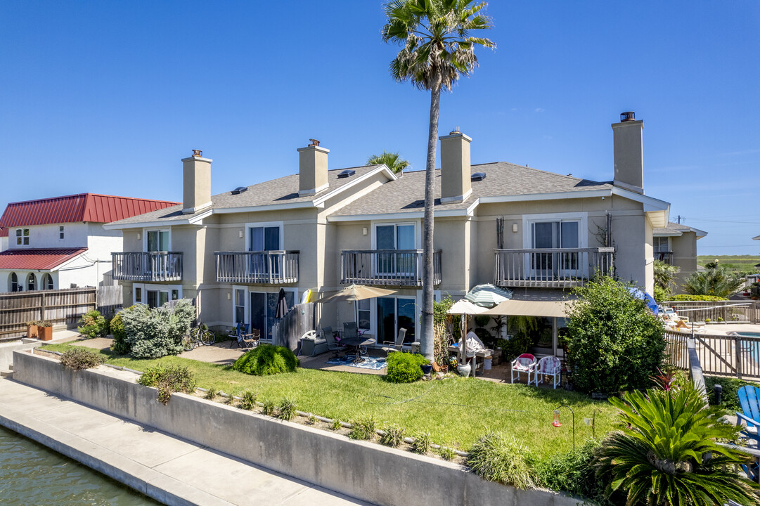 Lake Shore Villas in Corpus Christi, TX - Building Photo