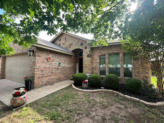 221 Spring Hollow Dr in Saginaw, TX - Building Photo