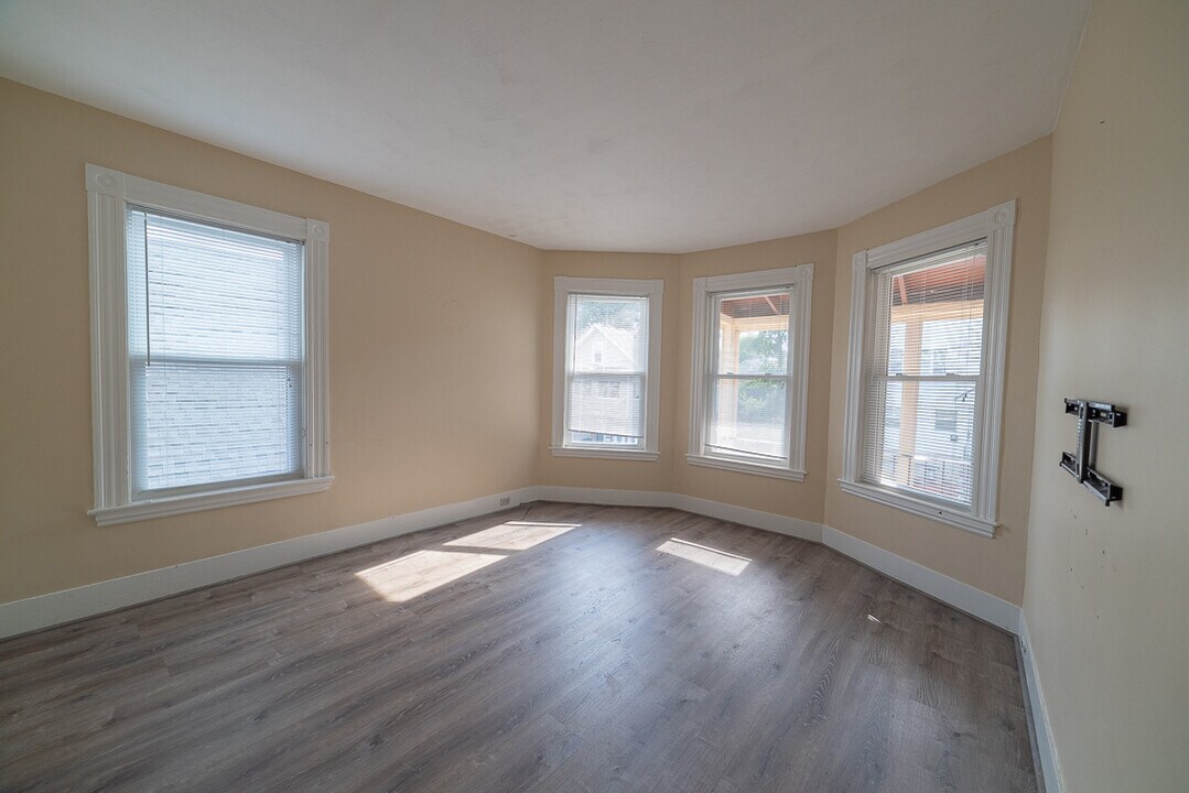 21 Granville Ave, Unit Apt 2 in Malden, MA - Foto de edificio