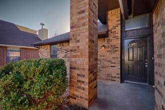 756 Okie Ridge Rd in Yukon, OK - Foto de edificio - Building Photo