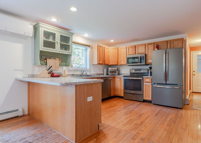 420 Gray Rd in Falmouth, ME - Building Photo - Building Photo
