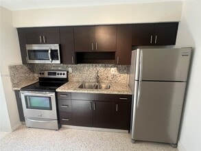 92 E 15th St in Hialeah, FL - Building Photo - Building Photo