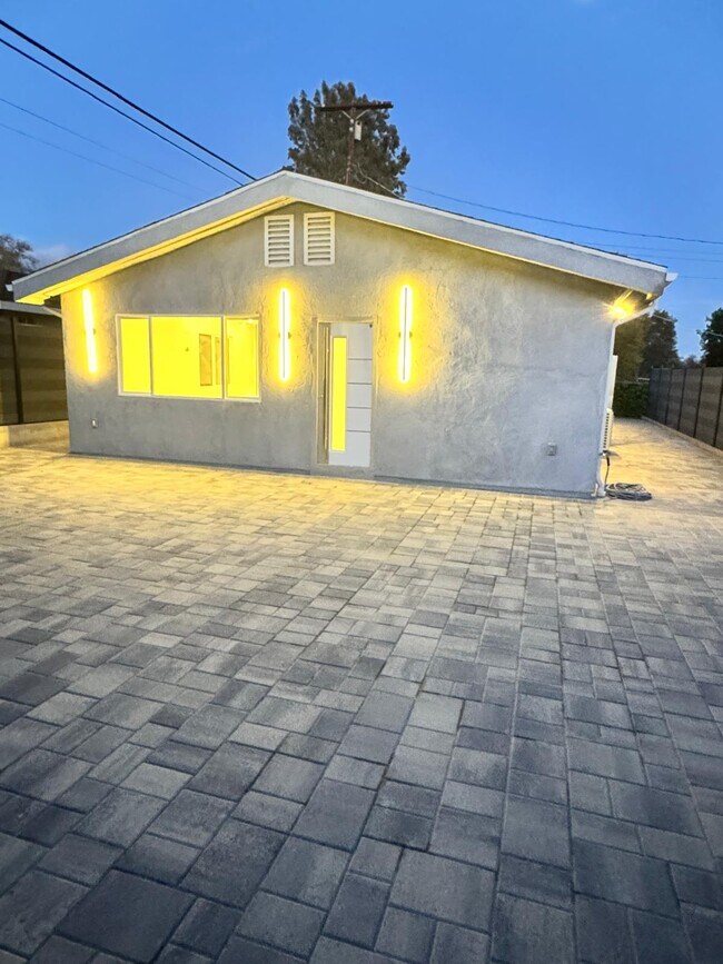 17807 San Fernando Mission Blvd in Los Angeles, CA - Building Photo - Building Photo