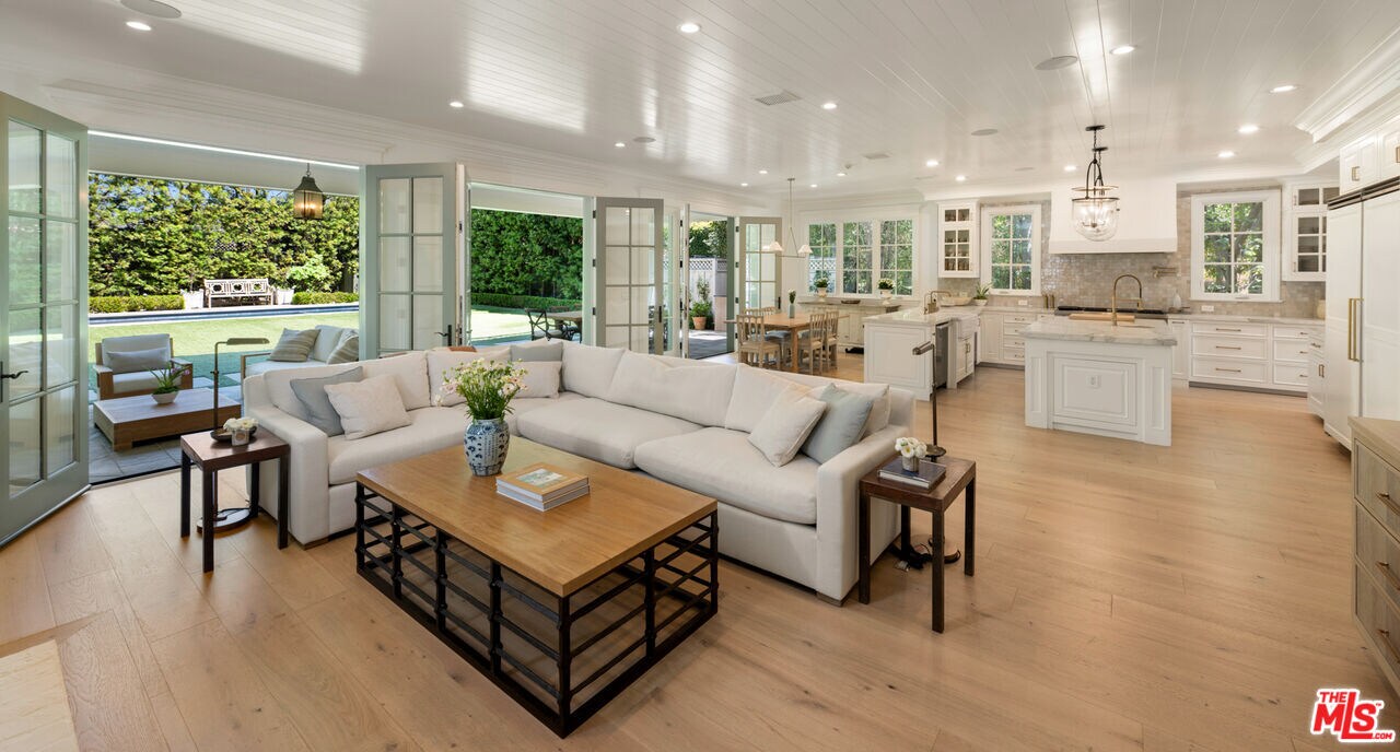 146 N Carmelina Ave in Los Angeles, CA - Building Photo