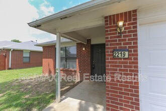 2219 W Roselawn St in Rogers, AR - Building Photo - Building Photo